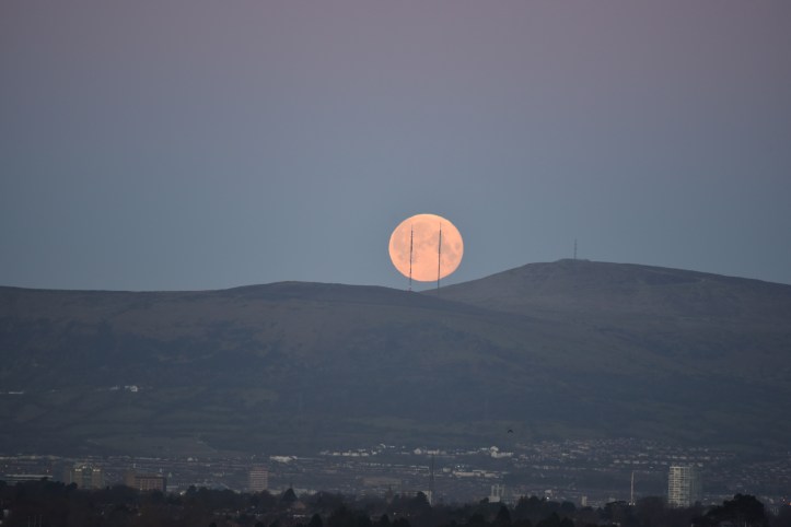 moon over Belfast (1)